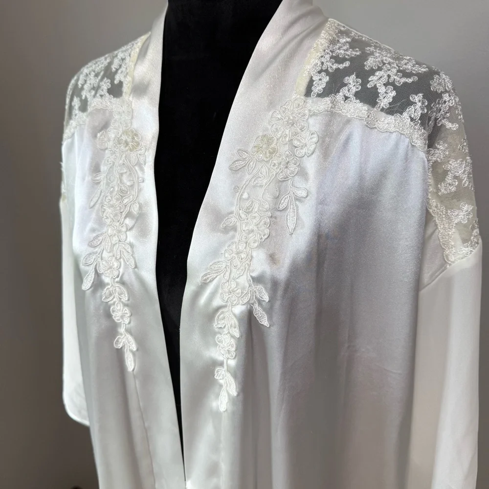 Dentelle White Satin & Lace Short Robe – Size Large